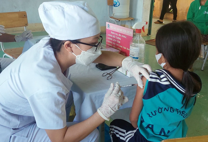 Thực hiện đồng bộ các mũi tiêm vaccine COVID-19 nhắc để vừa ngăn chặn dịch, vừa tránh được lây lan