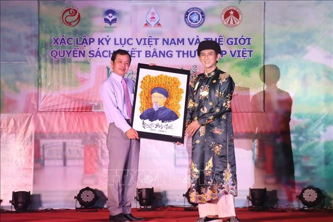 Trao kỷ lục Việt Nam và kỷ lục thế giới quyển sách thư pháp "Nguyễn Đình Chiểu thi tuyển"