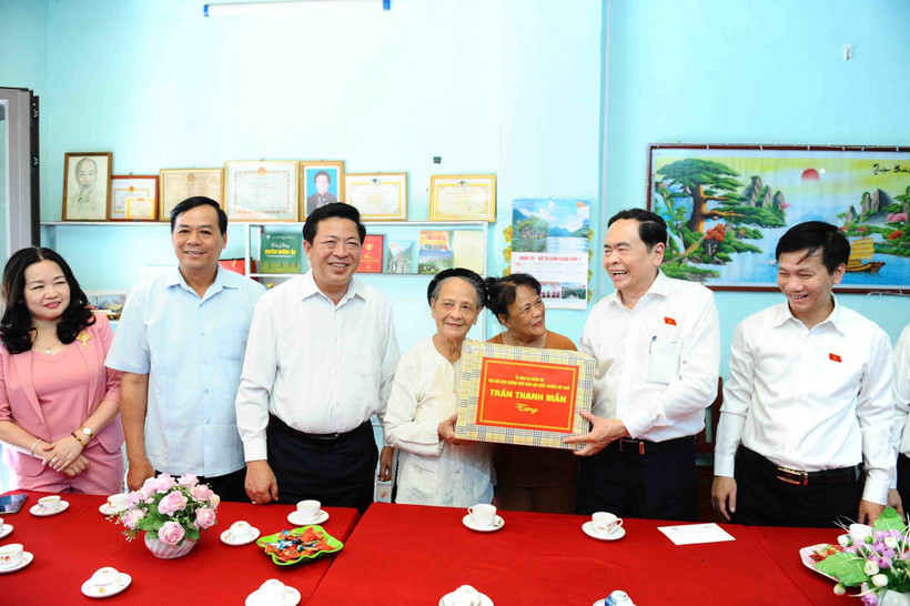 Phó Chủ tịch Thường trực Quốc hội Trần Thanh Mẫn tặng quà đối tượng chính sách tại Cao Bằng