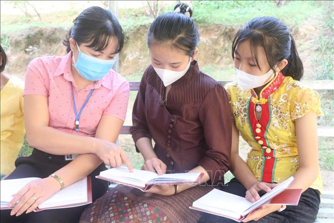 Cô Lê Thị Hạnh bồi dưỡng, mở rộng kiến thức cho các em học sinh tham dự học sinh giỏi cấp tỉnh. Ảnh: Bích Huệ - TTXVN