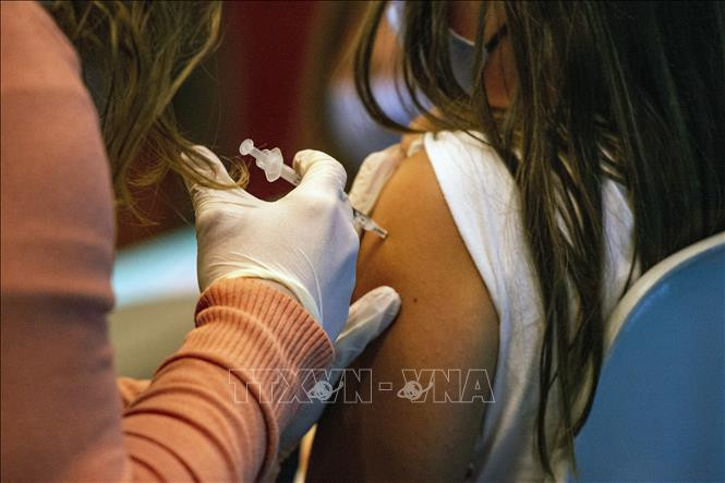 Nhiễm Omicron không tạo nhiều phản ứng miễn dịch ở những người chưa tiêm vaccine