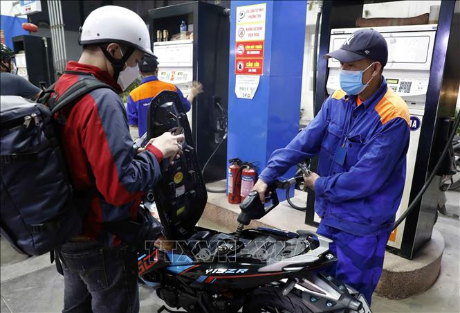 Giá xăng giảm tiếp hơn 800 đồng/lít