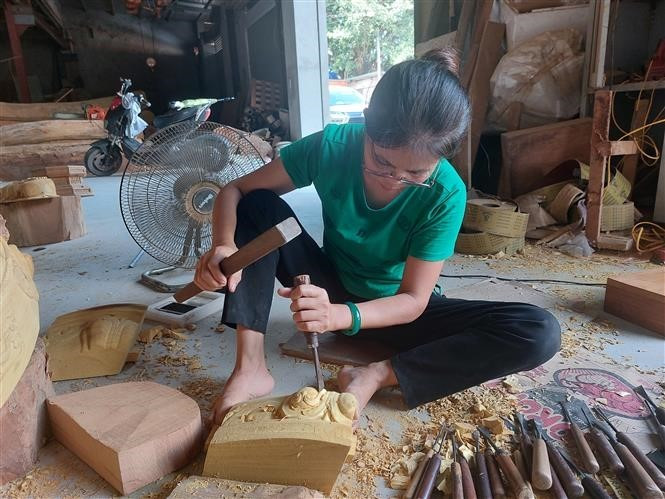 Chế tác gỗ mỹ nghệ tại làng nghề truyền thống Du Dự (huyện Thanh Oai, Hà Nội). Ảnh: Đinh Thuận - TTXVN