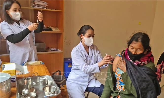 Đồng bào K’Ho ở Lâm Đồng phấn khởi tiêm vaccine phòng dịch COVID-19