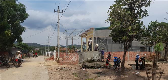 Nhiều ngôi nhà mới đã được xây dựng tại làng Kon Brung, xã A Yun, huyện Mang Yang - nơi mà cuộc sống của bà con trước đây vốn rất khó khăn. Ảnh: Hồng Điệp - TTXVN