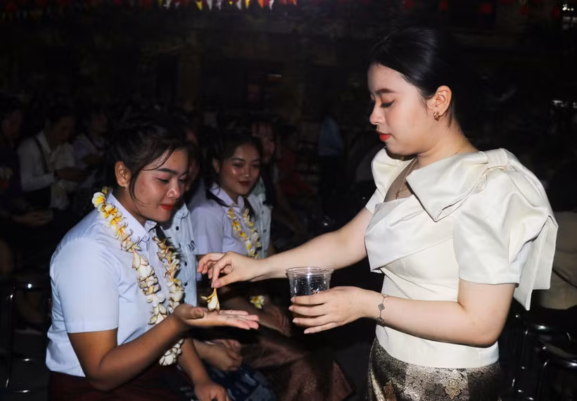 Lưu học sinh Lào rộn ràng đón Tết cổ truyền Bunpimay trên đất Cố đô Huế