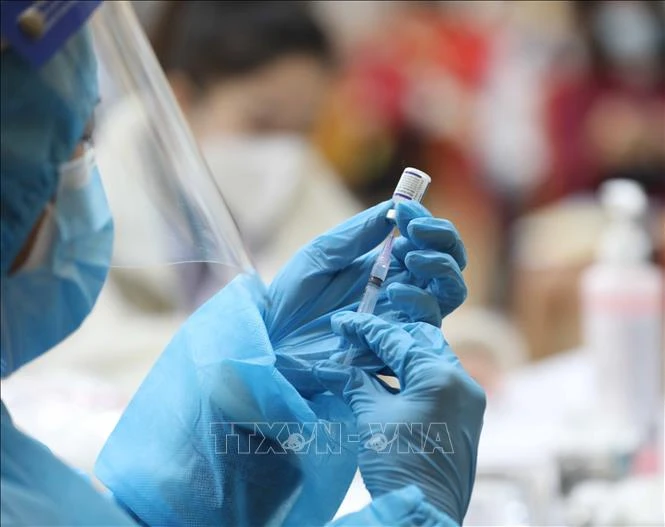 Dịch COVID-19: Phân bổ kịp thời, đầy đủ vaccine và quản lý chặt chẽ nhóm nguy cơ cao
