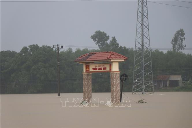 Mưa lũ gây ngập đường vô khu dân cư thôn Long Yên (xã Bình Long, huyện Bình Sơn, Quảng Ngãi). Ảnh: Sỹ Thắng - TTXVN