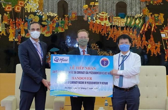 Hơn 97.000 liều vaccine phòng COVID-19 đầu tiên của Pfizer/BioNtech đã về Việt Nam