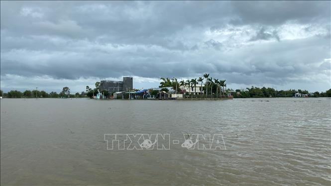 Một khu dân cư ở xã Phước Thắng (huyện Tuy Phước, Bình Định) bị nước lũ cô lập. Ảnh: Tường Quân - TTXVN