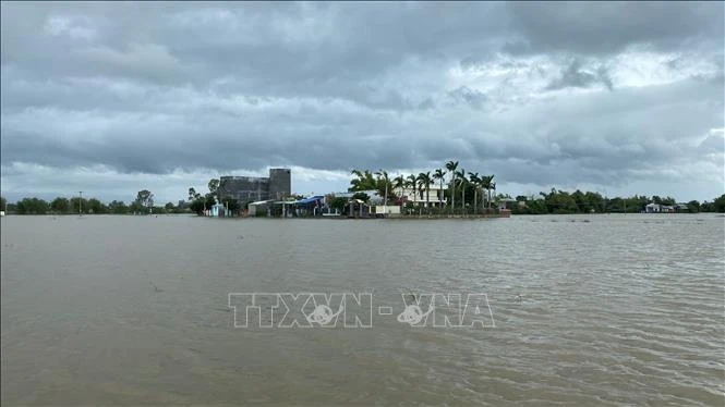 Một khu dân cư ở xã Phước Thắng (huyện Tuy Phước, Bình Định) bị nước lũ cô lập. Ảnh: Tường Quân - TTXVN