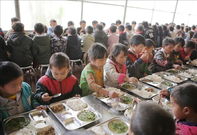 Rút ngắn khoảng cách đến cơ sở y tế, trường học của đồng bào dân tộc thiểu số