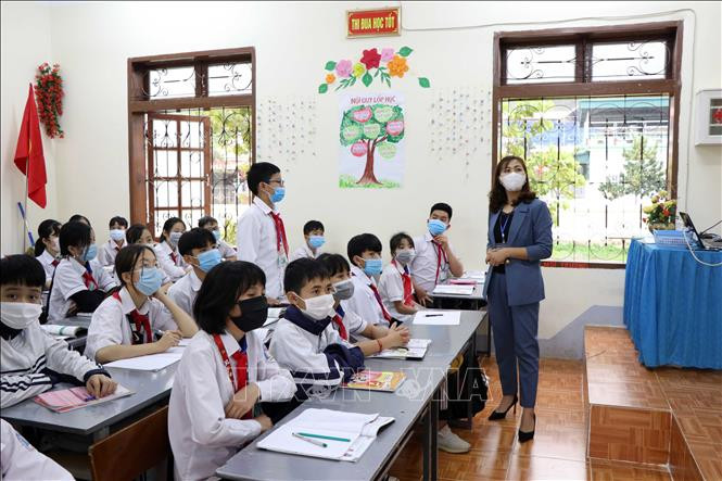 Một tiết học của cô và trò trường THCS Chiềng Sinh (thành phố Sơn La, tỉnh Sơn La) trong năm học 2020-2021. Ảnh: Hữu Quyết - TTXVN