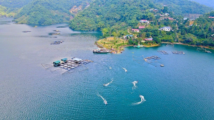 Đánh thức tiềm năng du lịch bản Bích Trụ vùng lòng hồ sông Đà 