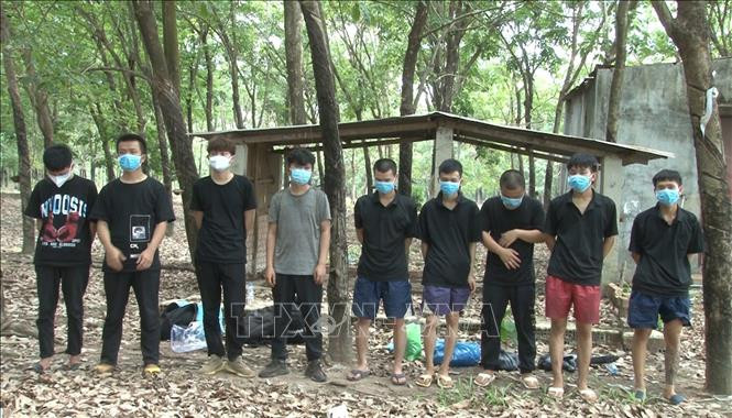 Bình Phước: Bị phát hiện nhập cảnh trái phép, 9 người nước ngoài chạy trốn vào vườn điều