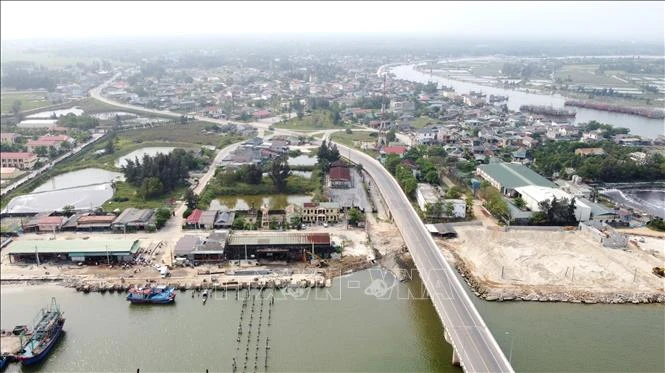 Tuyến đường ven biển chạy qua huyện Triệu Phong (Quảng Trị) được nâng cấp, mở rộng tạo thuận lợi cho giao thương. Ảnh: Nguyên Lý - TTXVN