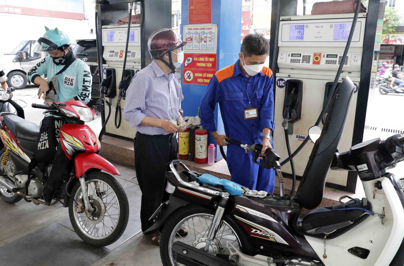 Giữ nguyên giá xăng, giá dầu tăng mạnh