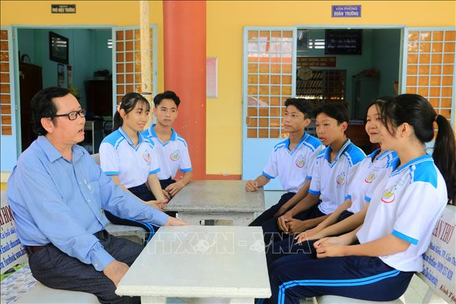 Nhà giáo Ưu tú Nguyễn Minh Thiện và hành trình "gieo con chữ" cho học sinh vùng sâu Vĩnh Long 