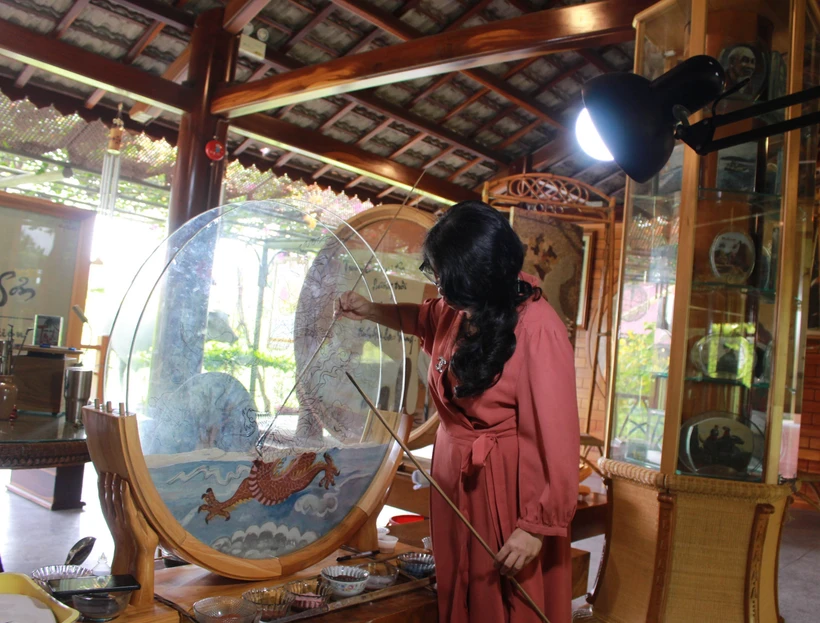 Thợ thủ công chế tác tranh cát tại không gian làng nghề Trường Sơn (thành phố Nha Trang, tỉnh Khánh Hòa). Ảnh: Phan Sáu - TTXVN