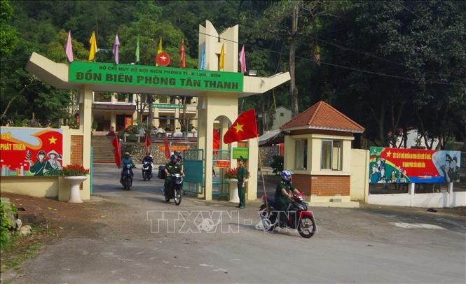 Tổ Thông tin, Truyền thông và Đội vận động quần chúng Đồn Biên phòng Tân Thanh (Lạng Sơn) tuyên truyền bầu cử bằng loa lưu động tại địa bàn. Ảnh: Quang Duy – TTXVN