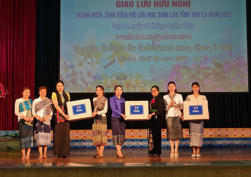 Đại diện các cơ quan, đơn vị tỉnh Sơn La tặng quà chúc mừng Tết cổ truyền Bunpimay với lưu học sinh Lào. Ảnh: Hữu Quyết - TTXVN