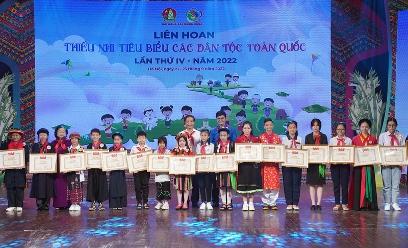 Các lãnh đạo trao Bằng khen cho các thiếu nhi tiêu biểu dân tộc toàn quốc lần thứ IV. Ảnh: thieunien.vn