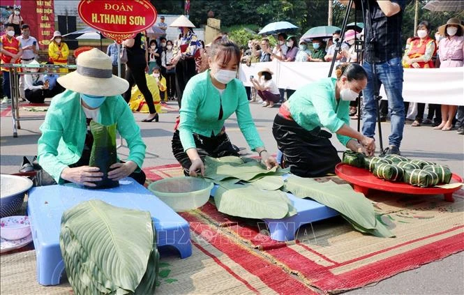 Giỗ Tổ Hùng Vương năm 2022: Hội thi gói, nấu bánh chưng và giã bánh giầy