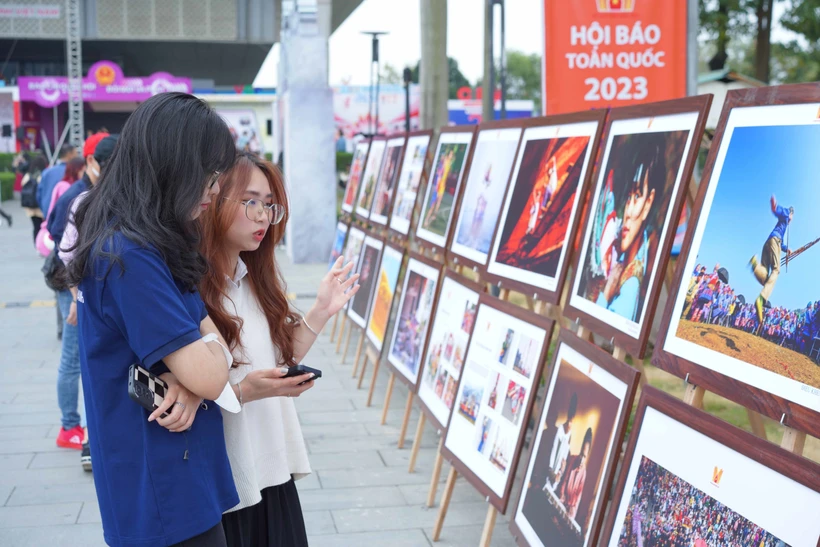 Trao giải và khai mạc Triển lãm ảnh báo chí "Những nẻo đường Xuân"