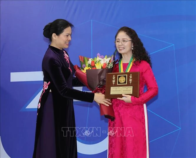 Bà Hà Thị Nga, Uỷ viên Trung ương Đảng, Chủ tịch Hội Liên hiệp Phụ nữ Việt Nam trao Giải thưởng Kovalevskaia năm 2020 cho PGS.TS Trương Thanh Hương, Giảng viên cao cấp Bộ môn Tim mạch, Đại học Y Hà Nội. Ảnh: Phương Hoa - TTXVN