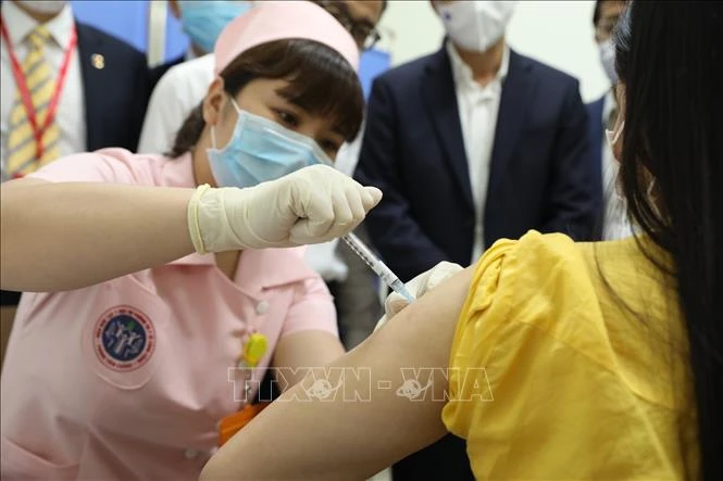 6 tình nguyện viên đầu tiên tiêm thử nghiệm vaccine COVIVAC phòng COVID-19