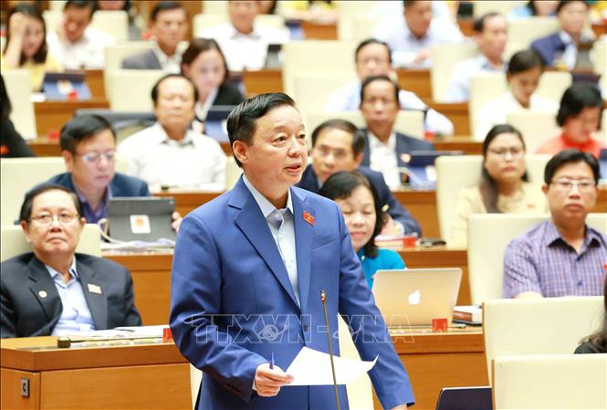 Bộ trưởng Bộ Tài nguyên và Môi trường Trần Hồng Hà giải trình làm rõ ý kiến đại biểu Quốc hội. Ảnh: Phương Hoa - TTXVN