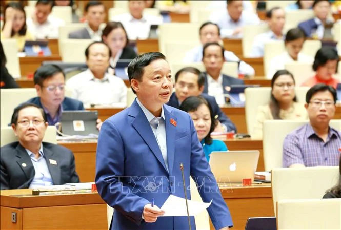 Bộ trưởng Bộ Tài nguyên và Môi trường Trần Hồng Hà giải trình làm rõ ý kiến đại biểu Quốc hội. Ảnh: Phương Hoa - TTXVN