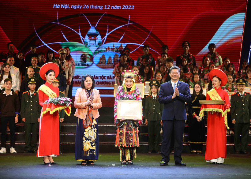 Học sinh, sinh viên, thanh niên dân tộc thiểu số xuất sắc, tiêu biểu năm 2023 nhận Bằng khen của Bộ trưởng, Chủ nhiệm Ủy ban dân tộc. Ảnh: An Đăng – TTXVN