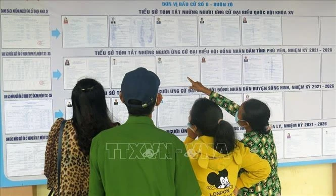 Người dân buôn Zô, xã Ea Ly, huyện Sông Hinh, tỉnh Phú Yên xem danh sách người ứng cử đại biểu Quốc hội và HĐND các cấp. Ảnh: Xuân Triệu - TTXVN