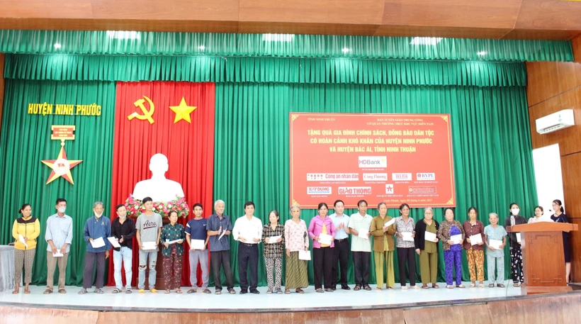 Chia sẻ khó khăn với gia đình chính sách, đồng bào dân tộc thiểu số tại Ninh Thuận