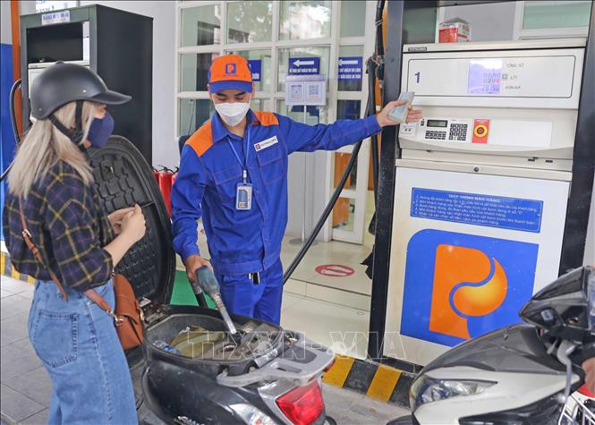 Giá xăng tiếp tục tăng, tiến sát 30.000 đồng/lít