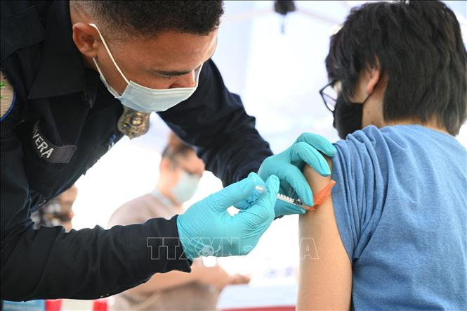 Người từng mắc COVID-19 có nguy cơ tái nhiễm cao gấp 5 lần nếu không tiêm vaccine