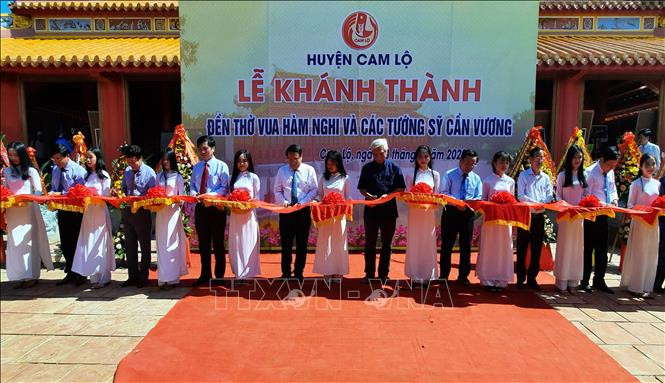 Cắt băng khánh thành Đền thờ vua Hàm Nghi và các tướng sĩ Cần Vương. Ảnh: Hồ Cầu-TTXVN