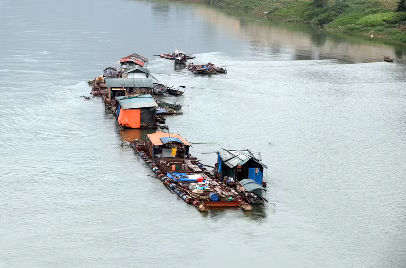 Một trong bè nuôi cá lồng đặc sản trên sông Lô ở phường Nông Tiến (thành phố Tuyên Quang). Ảnh: Vũ Quang - TTXVN