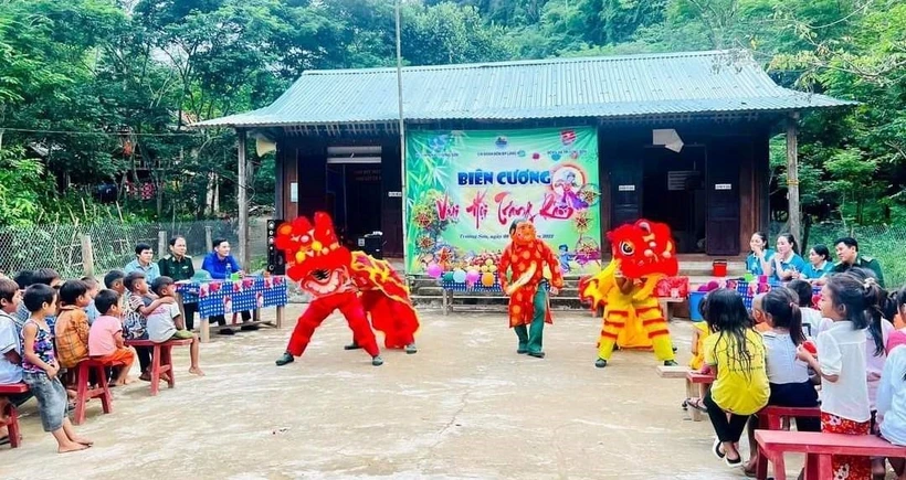 Ấm áp chương trình "Biên cương vui hội trăng rằm"