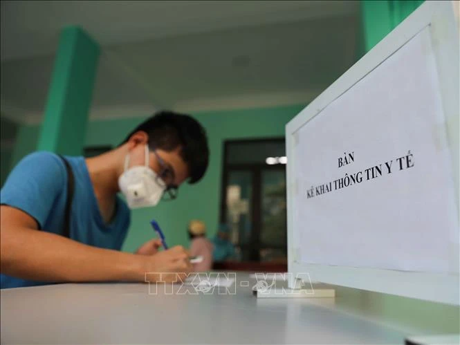 Người bệnh có những biểu hiện lâm sàng cần nhanh chóng đến các cơ sở y tế khai báo và lấy mẫu xét nghiệm. Ảnh: Thanh Tùng - TTXVN
