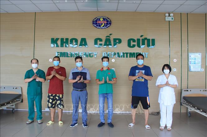 Các bệnh nhân COVID-19 được công bố khỏi bệnh, sáng 31/7/2020. Ảnh: TTXVN phát