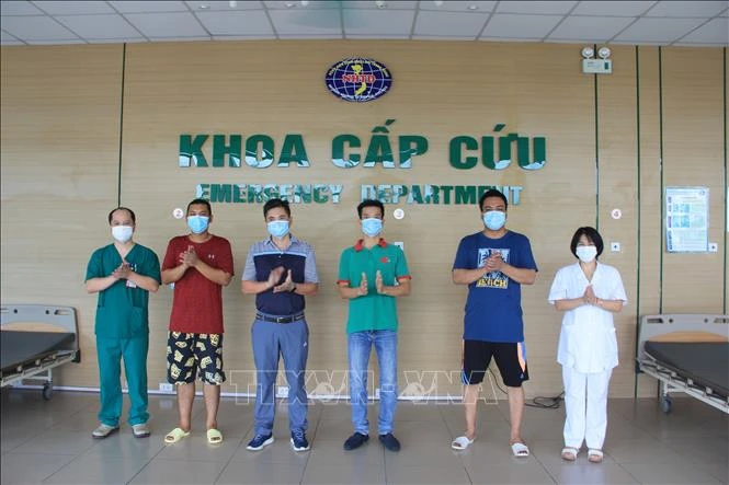 Các bệnh nhân COVID-19 được công bố khỏi bệnh, sáng 31/7/2020. Ảnh: TTXVN phát