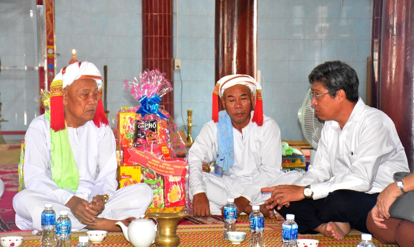 Lãnh đạo tỉnh Bình Thuận thăm, chúc Tết Ramưwan của đồng bào Chăm Bà Ni