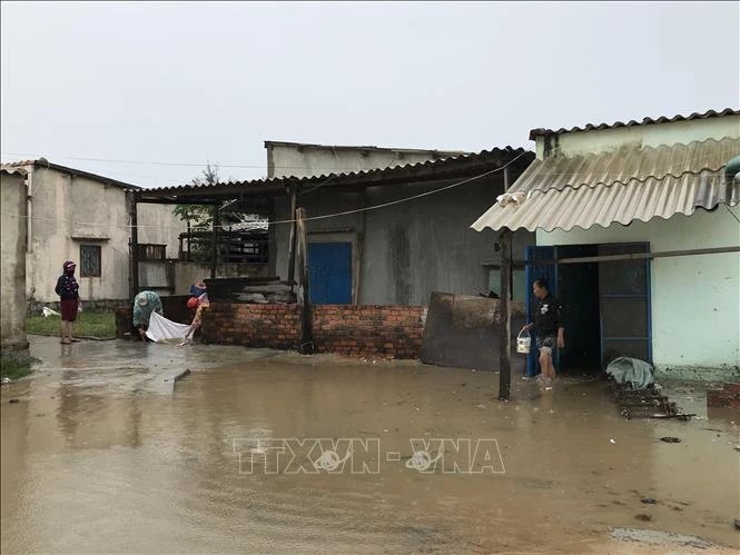 Bão số 9: Hàng chục nhà dân tại Phú Yên bị tốc mái, mất điện diện rộng