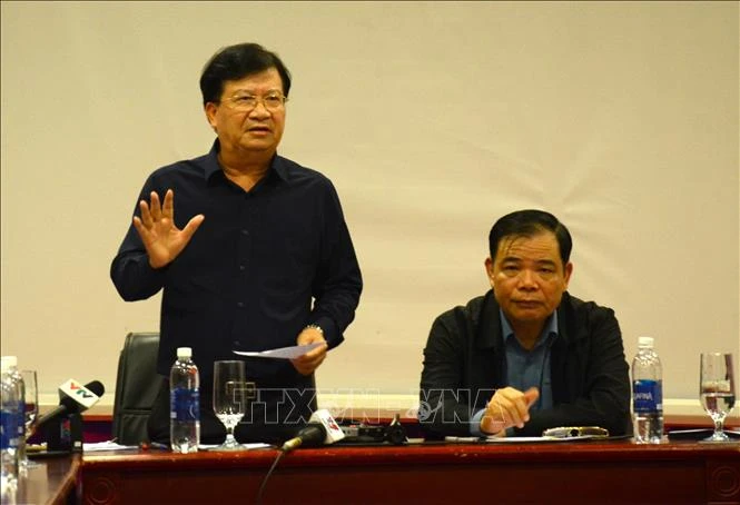 Phó Thủ tướng Chính phủ Trịnh Đình Dũng chỉ đạo cuộc họp tại Sở chỉ huy tiền phương ứng phó với bão số 9 (thành phố Đà Nẵng). Ảnh: Quốc Dũng – TTXVN