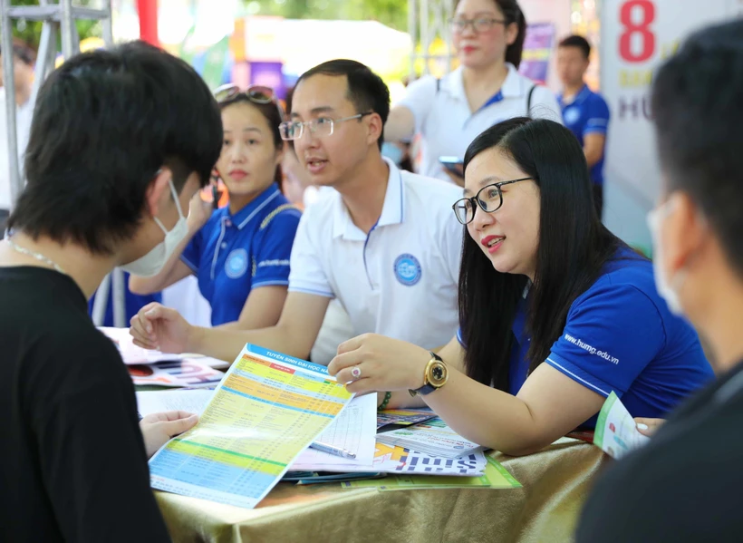 Cán bộ tư vấn của trường đại học Mỏ - Địa chất giải đáp thắc mắc về chương trình đào tạo, cơ hội nghề nghiệp cũng như chính sách hỗ trợ của nhà trường cho thí sinh trong Ngày hội tư vấn xét tuyển 2022. Ảnh: Thanh Tùng - TTXVN