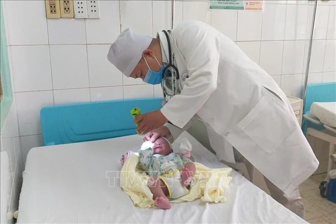 Bệnh nhi S.H. tỉnh táo, sức khỏe bình phục tốt sau khi được phẫu thuật cắt bỏ khối thoát vị não vùng chẩm. Ảnh: Lê Xuân-TTXVN