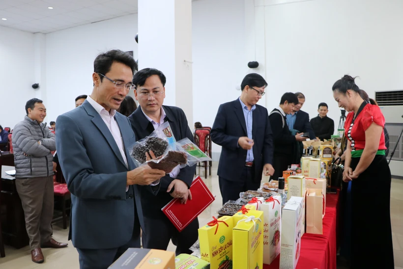Phó Chủ tịch UBND tỉnh Lai Châu Hà Trọng Hải (người đầu tiên, bên trái) tham quan các sản phẩm OCOP trưng bày tại buổi đánh giá, chấm sản sản phẩm OCOP của tỉnh năm 2022. Ảnh: Việt Hoàng - TTXVN