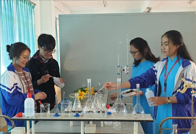 Học sinh tận dụng phế thải tạo chế phẩm hữu cơ thân thiện với môi trường